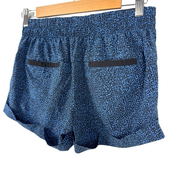 Lululemon Spring Break Away Short II Pleated Cuffed Blue and Black Print Size 6 - Picture 10 of 16